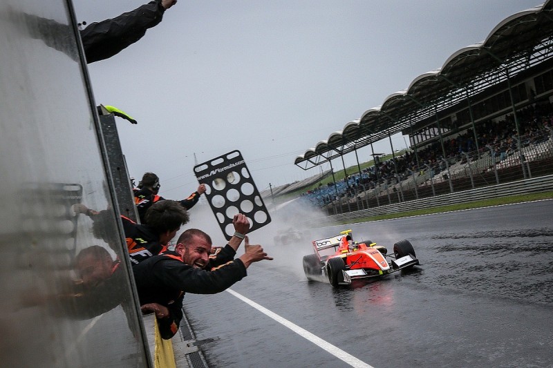 Tom Dillmann holds on for maiden Formula V8 3.5 win in Hungary