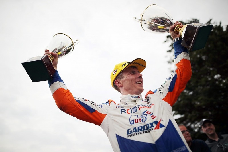 Snetterton BTCC: Butcher makes late pass to secure race three win