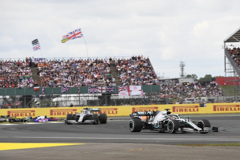 Wolff glad "borderline dirty" driving allowed in Formula 1