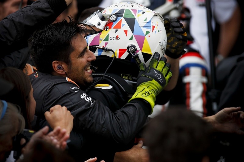 Silverstone F2: Aitken makes stunning late pass to win sprint race