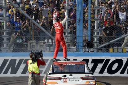 NASCAR Phoenix: Kenseth denies Elliott, Keselowski makes final four