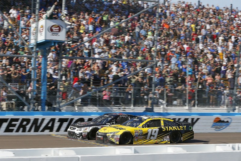NASCAR Phoenix: Kevin Harvick shades Carl Edwards to take win