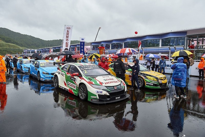 WTCC China: Red-flagged race hands Bjork half-point lead