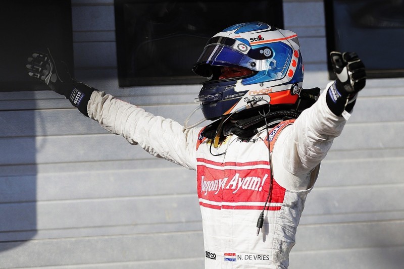 Nyck de Vries and Louis Deletraz switch seats in Formula 2