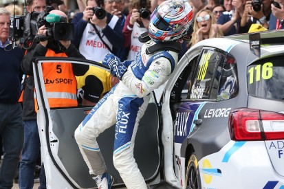 BTCC Snetterton: Sutton snatches win from Goff on penultimate lap