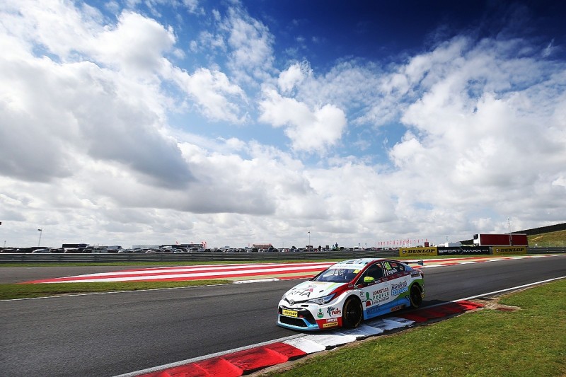 Snetterton BTCC: Tom Ingram and Jack Goff lead practice sessions