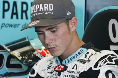 Crash for Danny Kent at Phillip Island keeps 2015 Moto3 title open