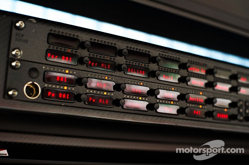 La Fórmula uno no cambia sus reglas sobre la "radio"