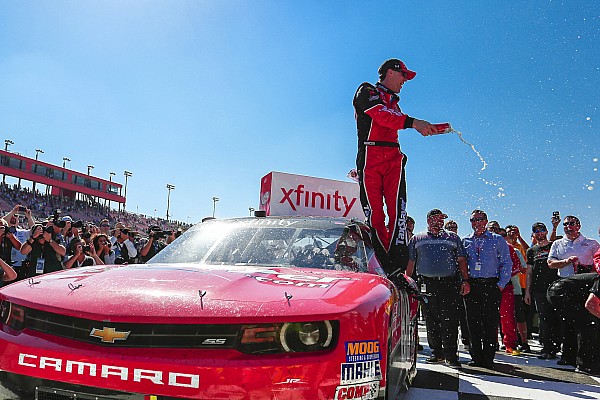 Harvick se lleva la victoria en Fontana