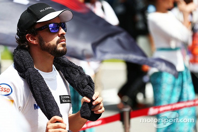 Fernando Alonso fuera en su primer carrera