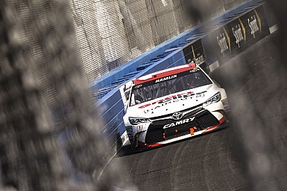 Hamlin se lleva una emocionante tarde en Martinsville