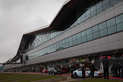 Le toit de Silverstone endommagé par des vents violents