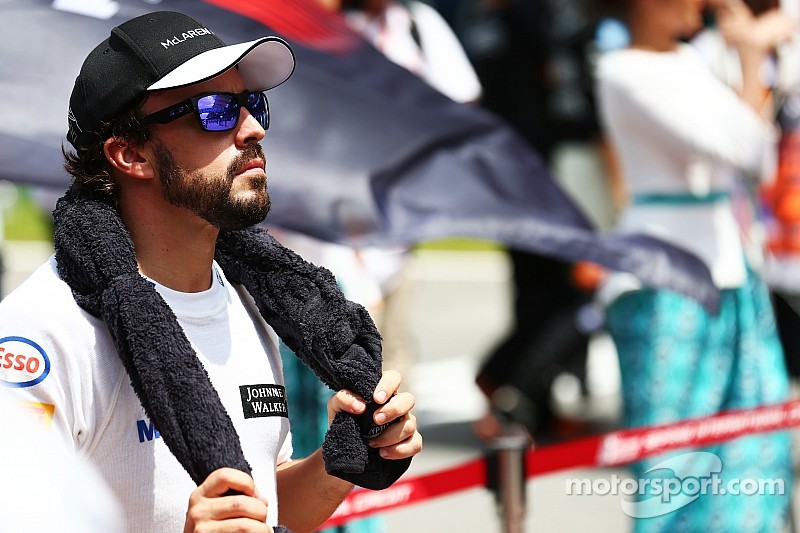 Fernando Alonso, McLaren en la parrilla observa el himno nacional