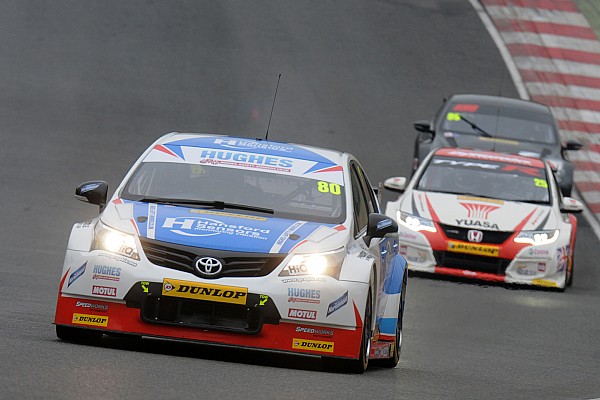 Ingram quickest in damp practice at Brands