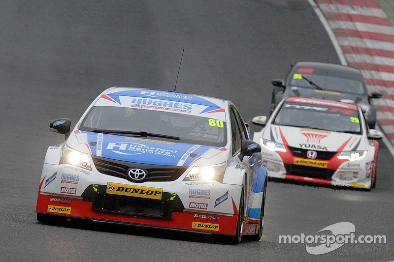 Ingram manda en una práctica húmeda en Brands Hatch