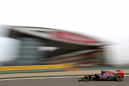 Пилотам Toro Rosso помешали красные флаги