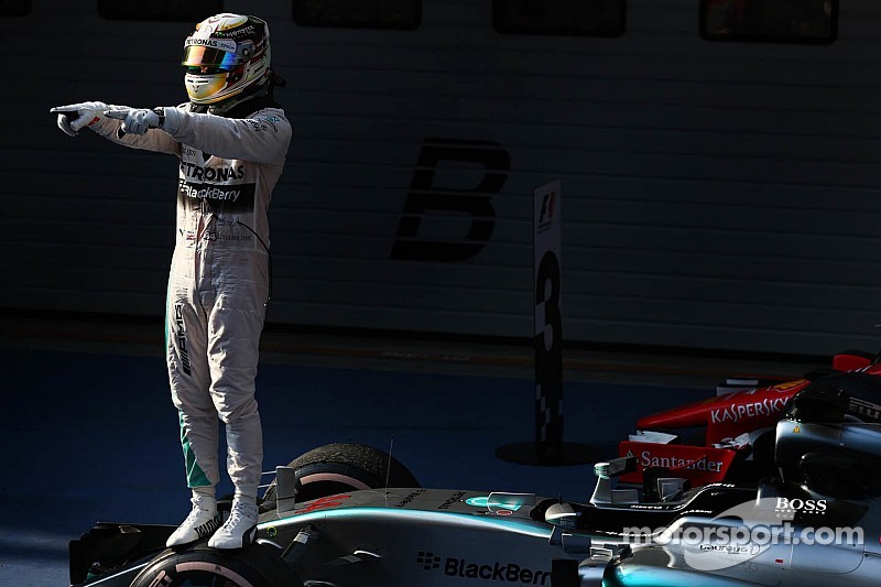 Hamilton cruises to Chinese GP victory
