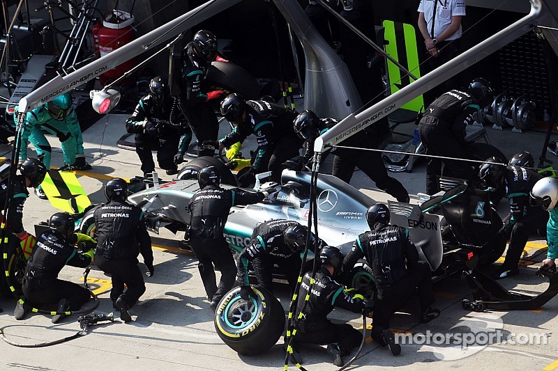 Pirelli: Hamilton wins in China with soft-soft-medium two-stop strategy