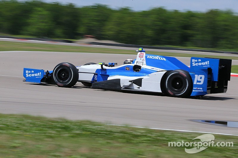 Сбитый во время гонки IndyCar механик избежал серьёзных травм