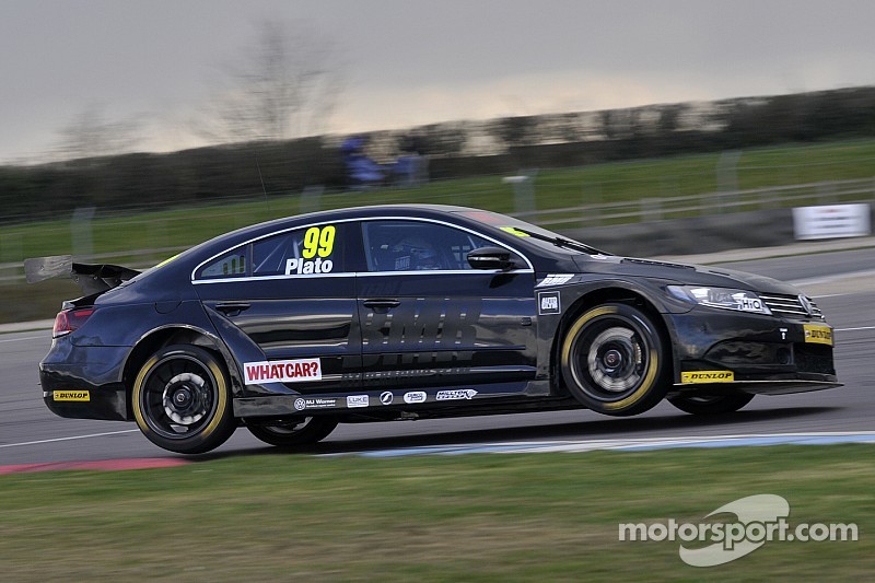 Plato aventaja en las prácticas del BTCC en Donington