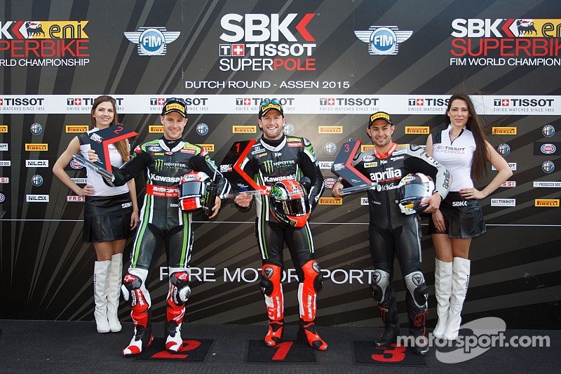 Le deuxième, Jonathan Rea, Kawasaki, le poleman Tom Sykes, Kawasaki, et le troisième Leon Haslam, Aprilia Racing Team