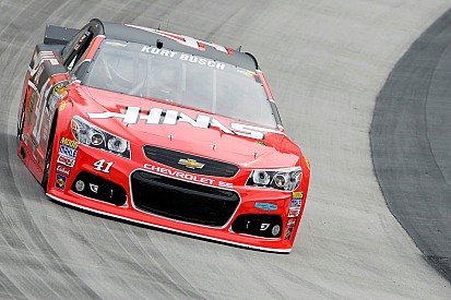 Kurt Busch lidera la Happy Hour en Bristol