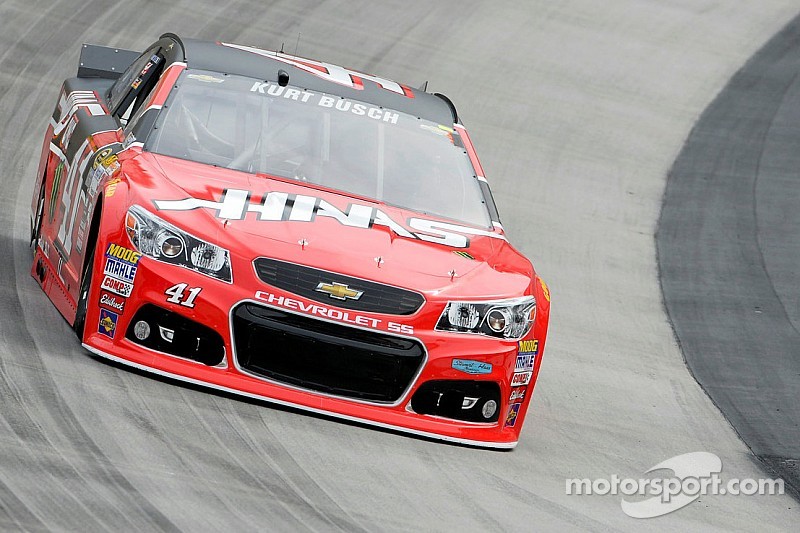 Kurt Busch lidera la Happy Hour en Bristol