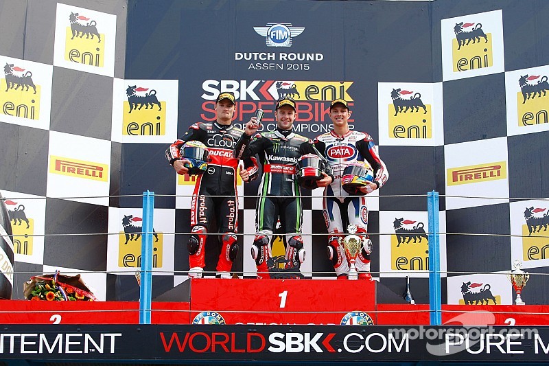 Podium : le deuxième Chaz Davies, Ducati Team, le vainqueur Jonathan Rea, Kawasaki, et le troisième Michael van der Mark, Pata Honda