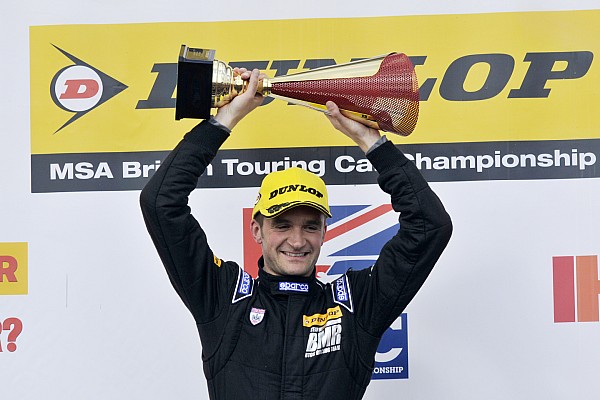 Turkington dominates eventful second Donington race