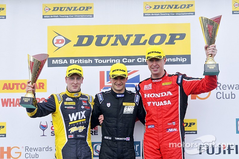 Podio: ganador de la carrera Colin Turkington, segundo lugar Matt Neal, el tercer lugar Adam Morgan