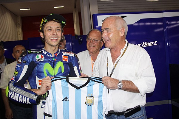 Valentino festeja con homenaje a Maradona