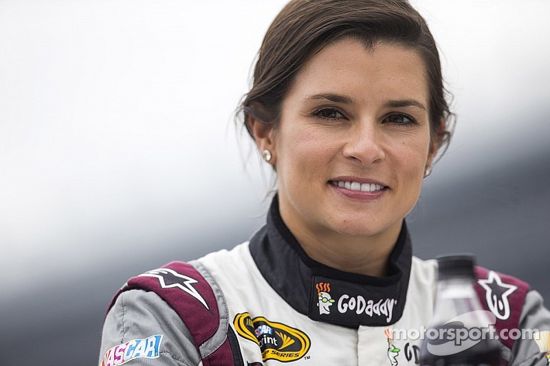 Danica Patrick persevera en Bristol