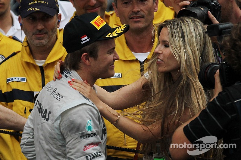 Rosberg se consuela con su esposa