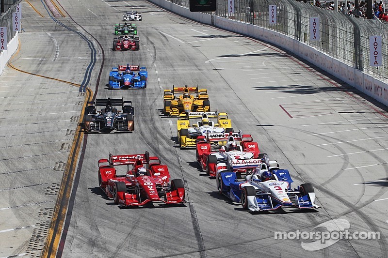 Start: Helio Castroneves, Team Penske Chevrolet leads