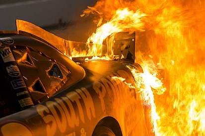 Integrantes del equipo de Nascar envueltos en un incendio