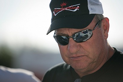 NASCAR veteran Ken Schrader dominates at Salem