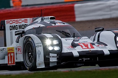 EL1 - Porsche en tête sous la pluie