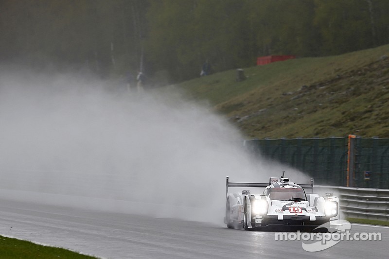 Porsche lideró una segunda práctica mojada en Spa