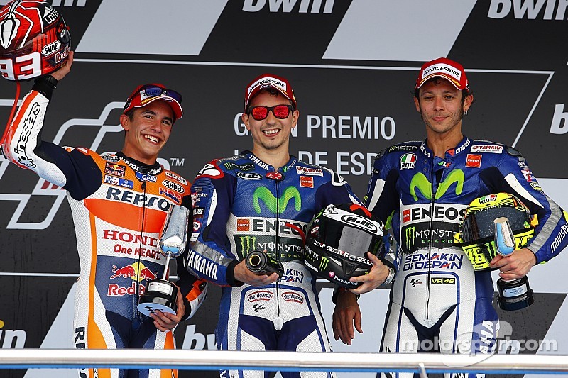 Podium: segundo lugar, Marc Márquez y el ganador, Jorge Lorenzo, con el tercer lugar, Valentino Ross