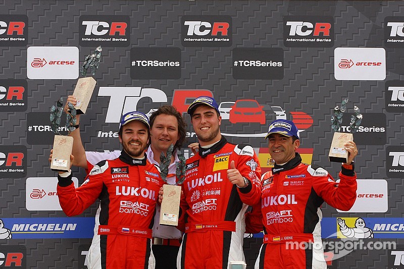 Podium de la course 1, le vainqueur Pepe Oriola, SEAT Leon Team Craft-Bamboo LUKOIL, le deuxième Sergey Afanasyev, SEAT Leon Team Craft-Bamboo LUKOIL et le troisième Jordi Gene, SEAT Leon, Team Craft-Bamboo LUKOIL avec Richard Coleman, Team Manager, Team 