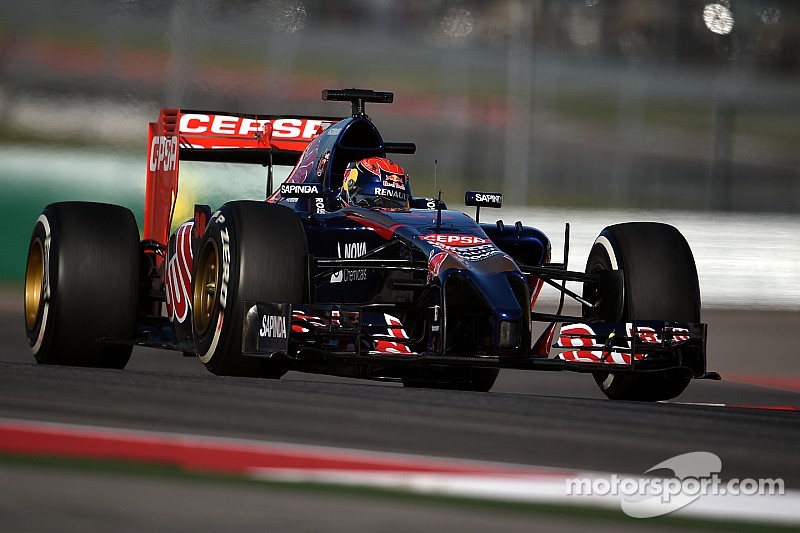 Regalan a Verstappen réplica del STR10 hecho de flores