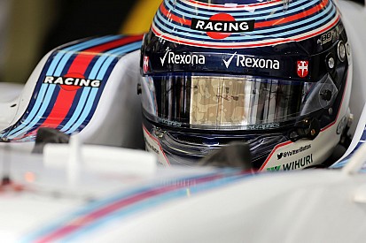 Bottas feliz de estar enfrente de un Ferrari