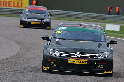 Smith takes Thruxton pole in accident-strewn qualifying