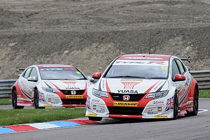 Gordon Shedden vire en tête après le meeting de Thruxton