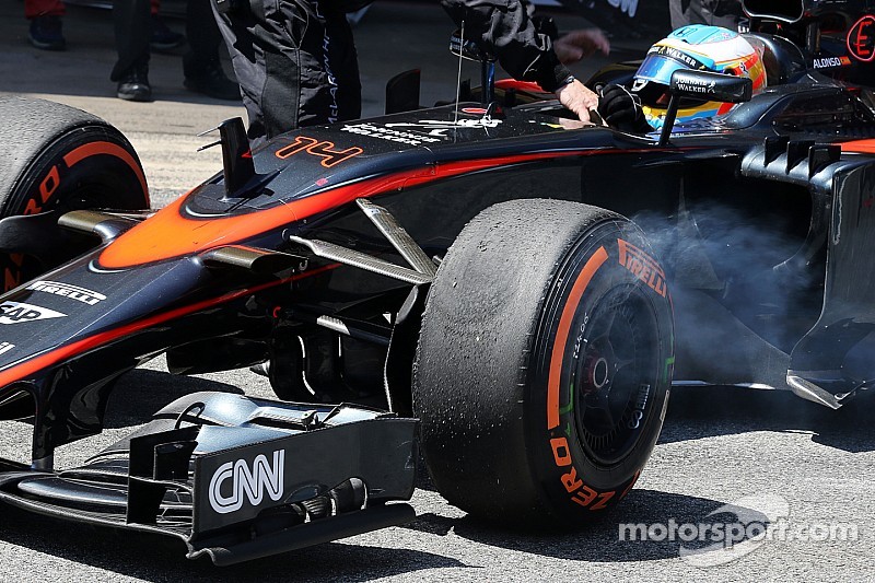 Fernando Alonso, McLaren MP4-30, se retira de la carrera