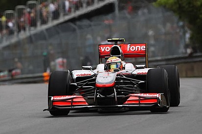Hamilton strappa la pole alla Red Bull