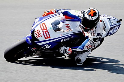 Lorenzo rompe il motore poi centra la pole