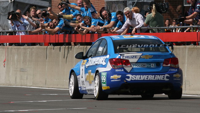 Plato vince gara 1 e passa in testa al campionato