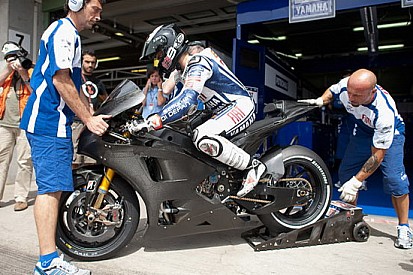 Va subito forte la Yamaha M1 per il 2011!