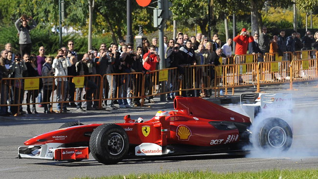 Badoer sfila per le strade di Valencia con la Ferrari